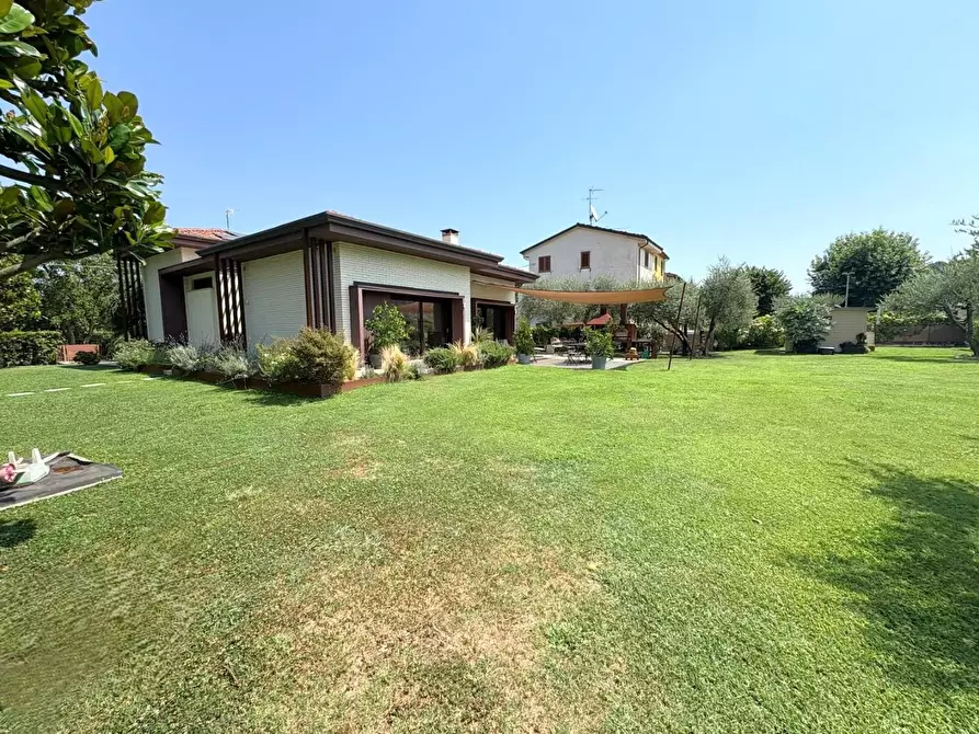 Immagine 39 di Villa in vendita  a Capannori