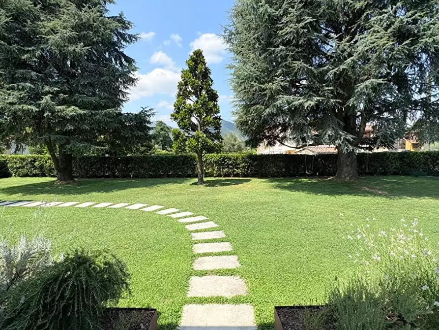 Immagine 42 di Villa in vendita  a Capannori
