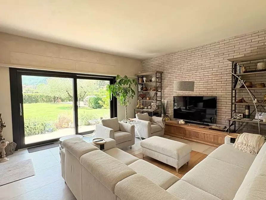 Immagine 1 di Villa in vendita  a Capannori