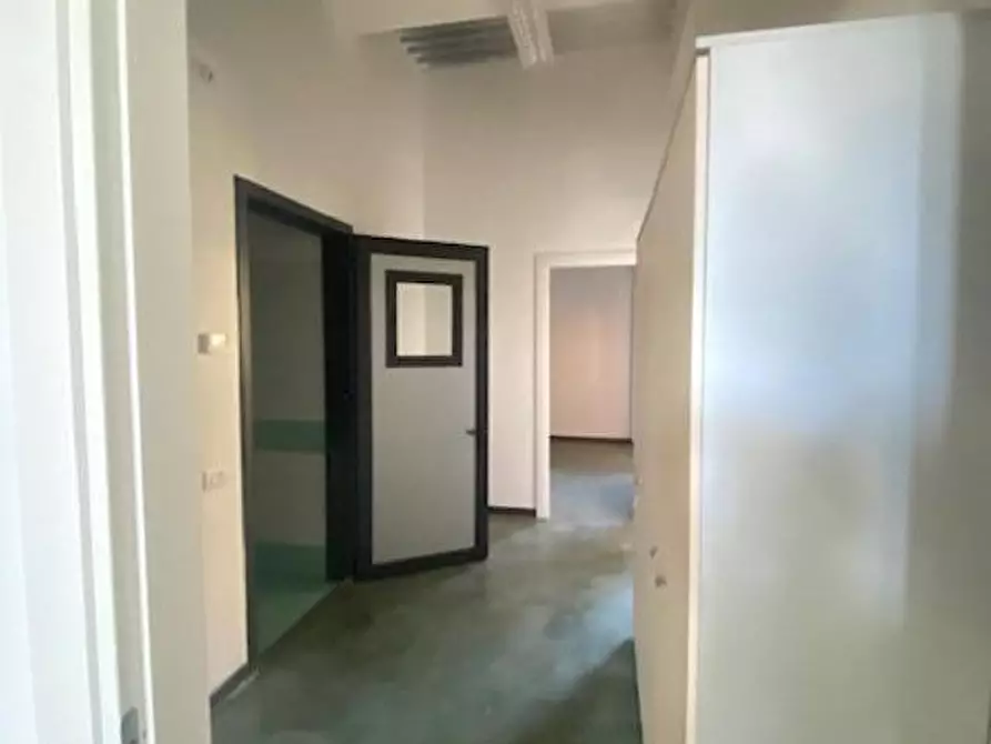 Immagine 3 di Ufficio in affitto  a Cascina