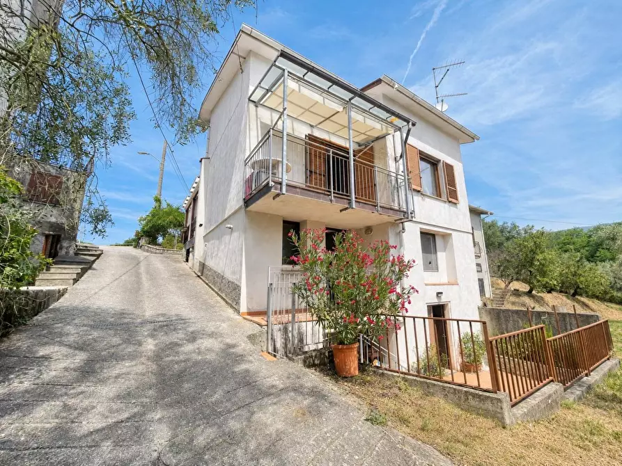 Immagine 1 di Casa semindipendente in vendita  a Fivizzano