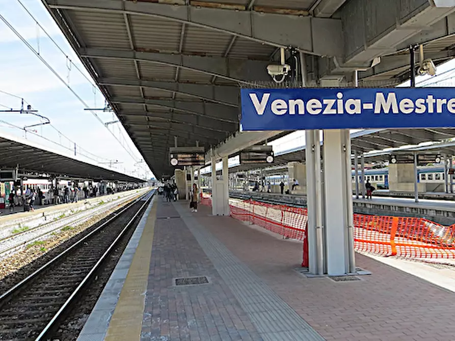 Immagine 9 di Negozio in vendita  a Venezia