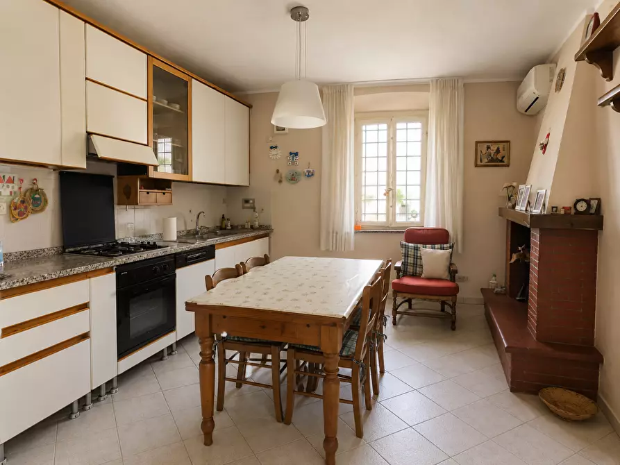 Immagine 5 di Casa colonica in vendita  a Capannori