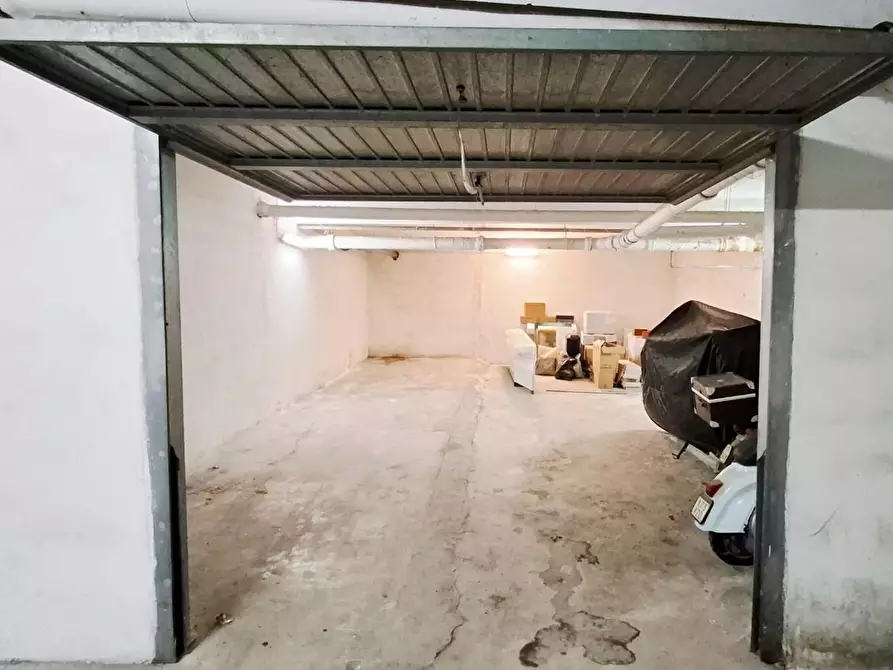 Immagine 4 di Garage in vendita  a Lecce