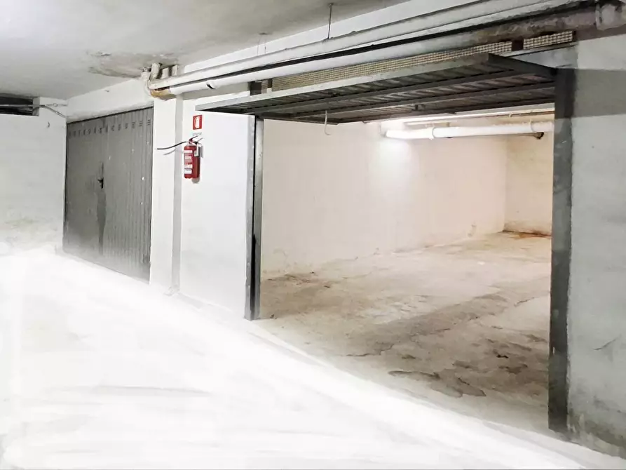 Immagine 2 di Garage in vendita  a Lecce