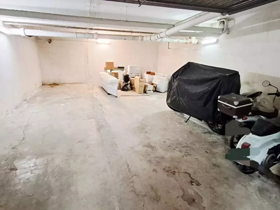 Immagine 3 di Garage in vendita  a Lecce