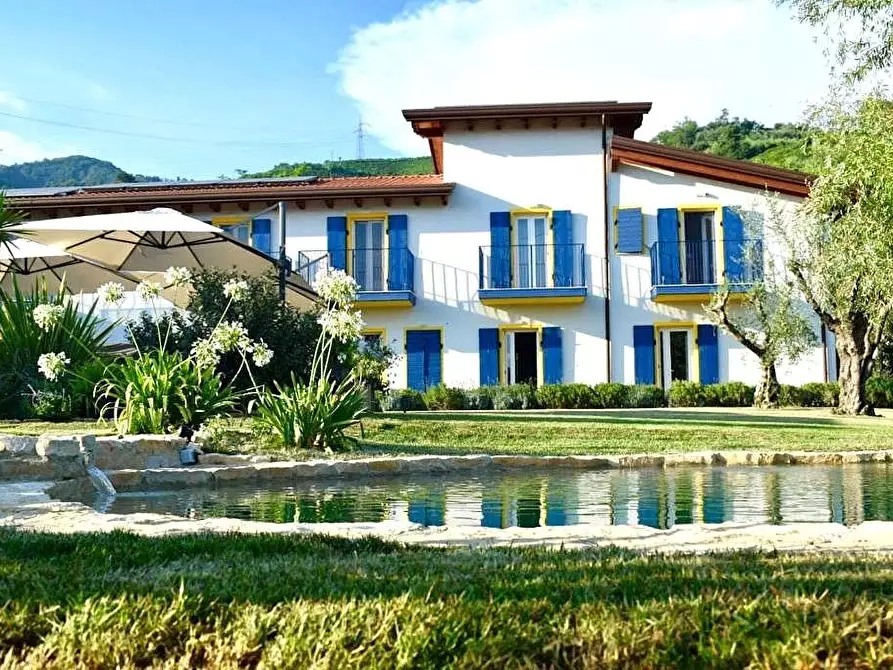 Immagine 2 di Villa in vendita  a Massa