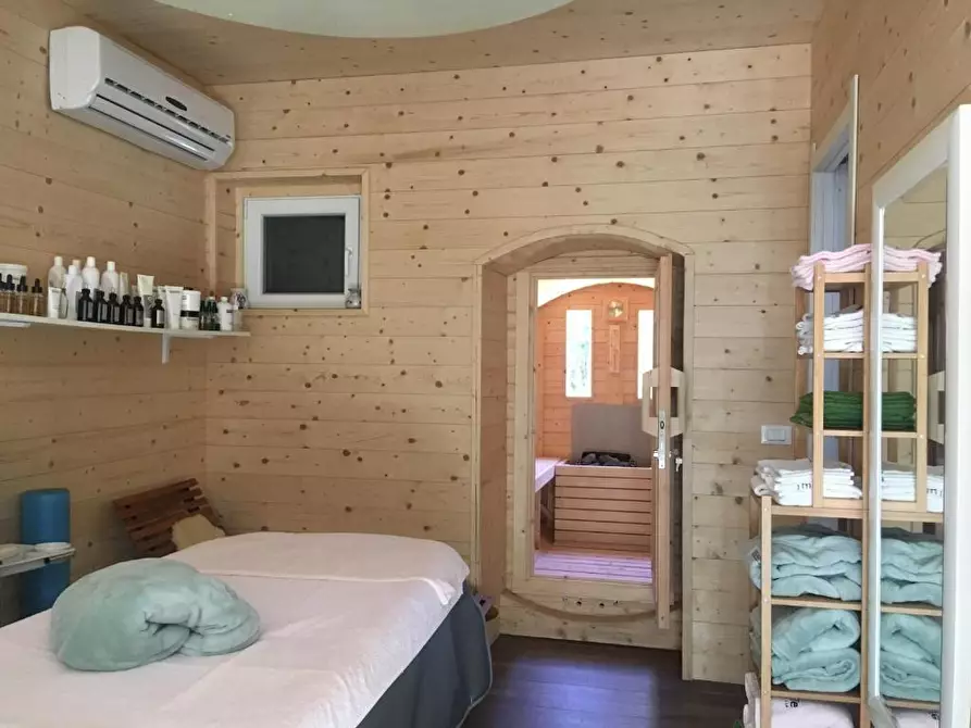Immagine 36 di Villa in vendita  a Massa