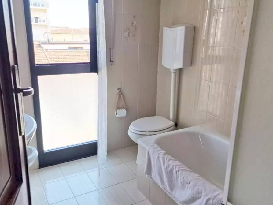 Immagine 14 di Mansarda in vendita  a Viareggio