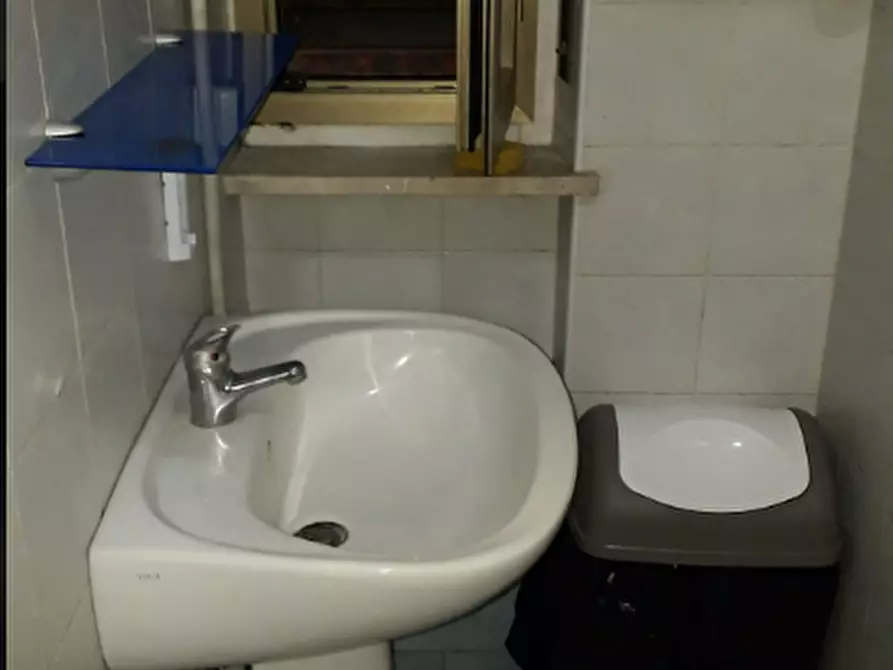 Immagine 6 di Negozio in vendita  a Moncalieri