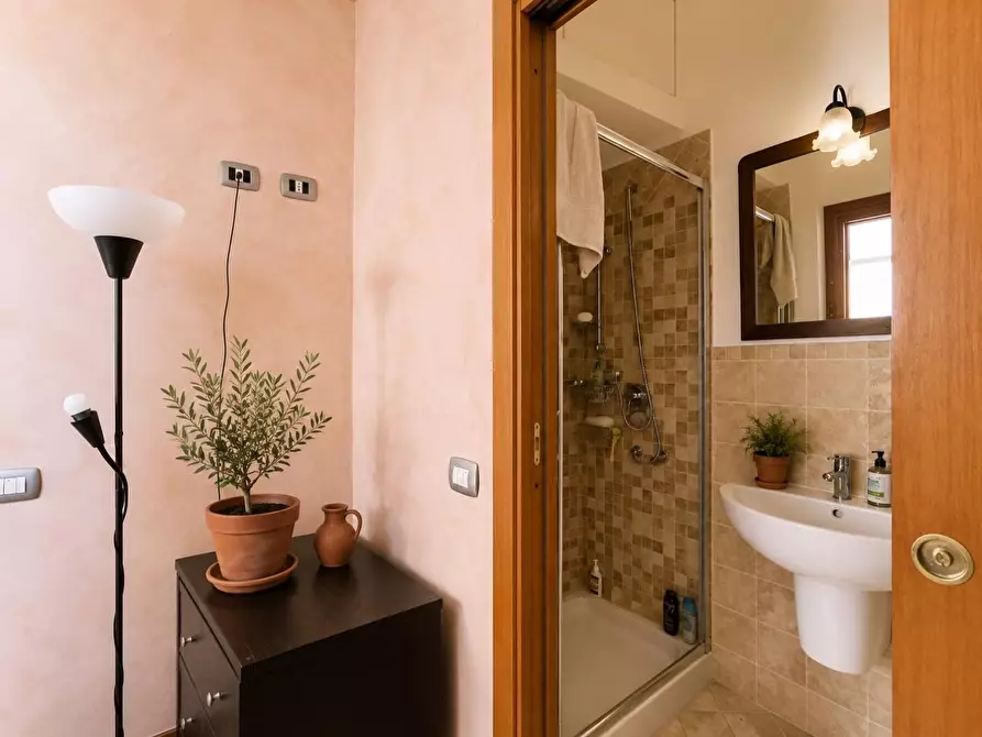 Immagine 10 di Appartamento in vendita  a Siena