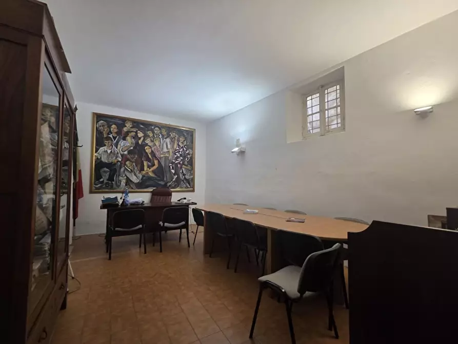 Immagine 11 di Ufficio in vendita  a Lucca