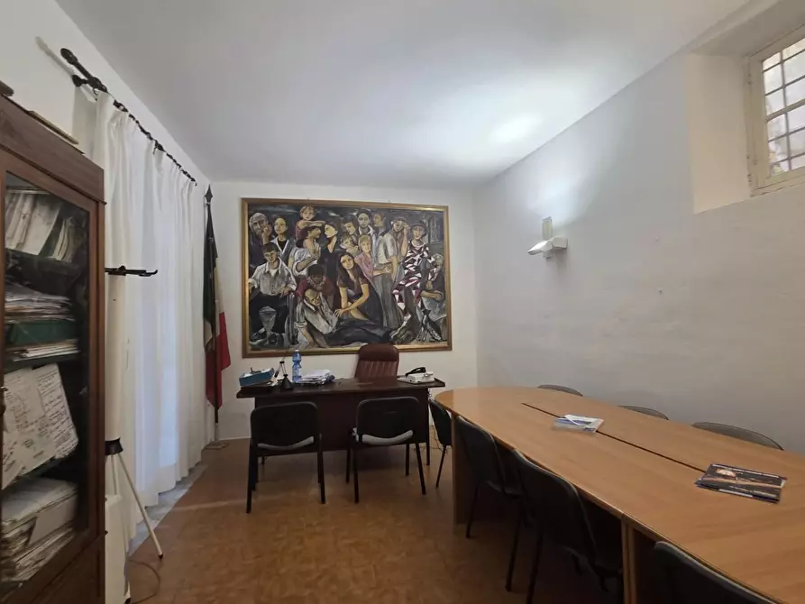 Immagine 12 di Ufficio in vendita  a Lucca