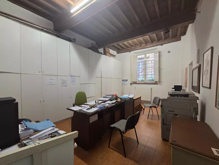 Immagine 16 di Ufficio in vendita  a Lucca
