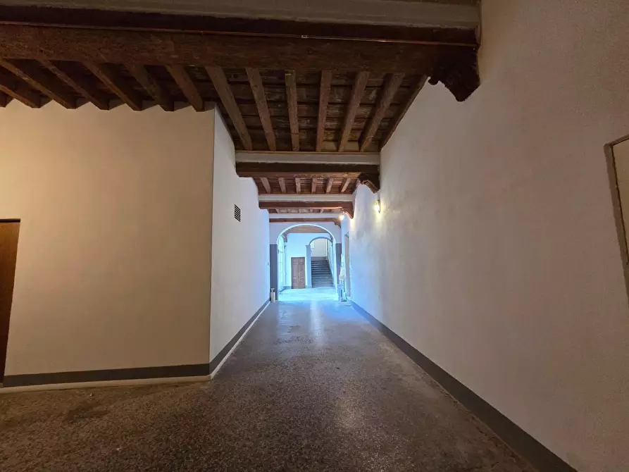 Immagine 20 di Ufficio in vendita  a Lucca