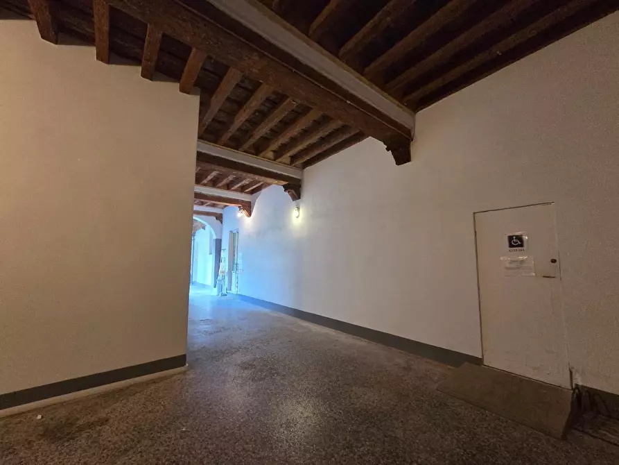 Immagine 19 di Ufficio in vendita  a Lucca