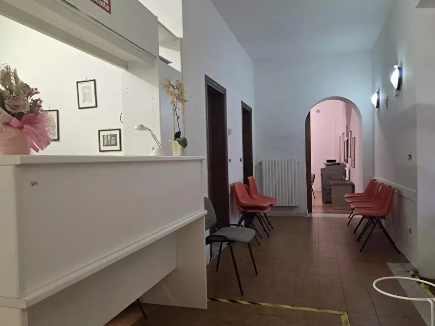 Immagine 8 di Ufficio in vendita  a Lucca
