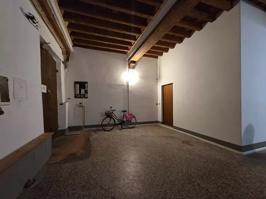 Immagine 21 di Ufficio in vendita  a Lucca