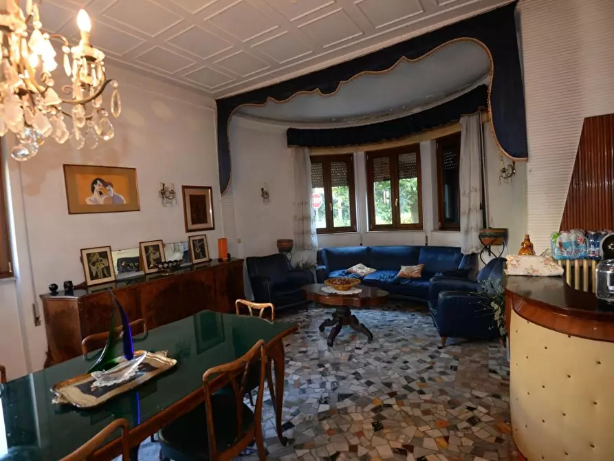 Immagine 4 di Villa in vendita  a Viareggio