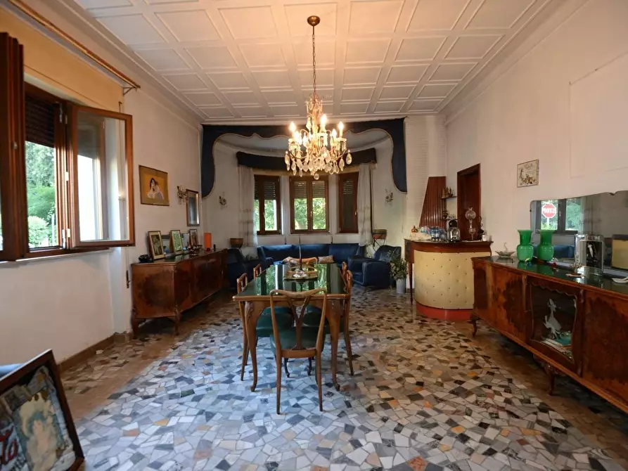 Immagine 1 di Villa in vendita  a Viareggio