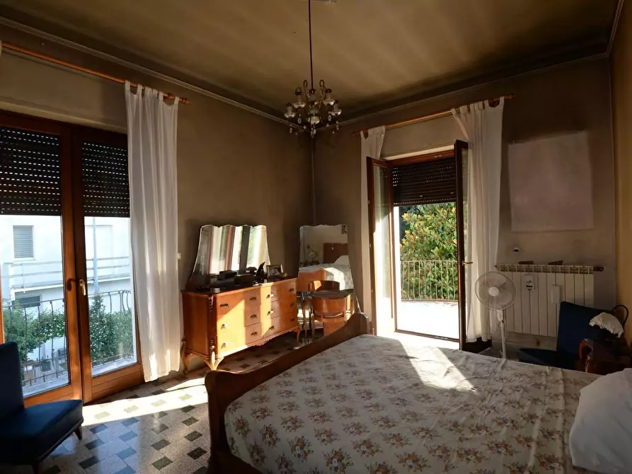 Immagine 2 di Villa in vendita  a Viareggio