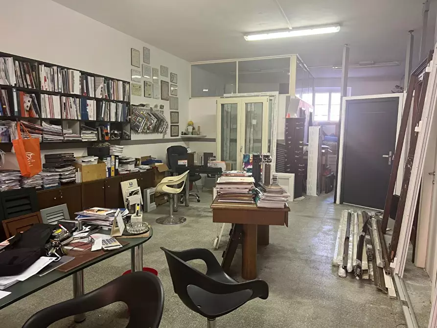 Immagine 5 di Negozio in vendita  a Massa