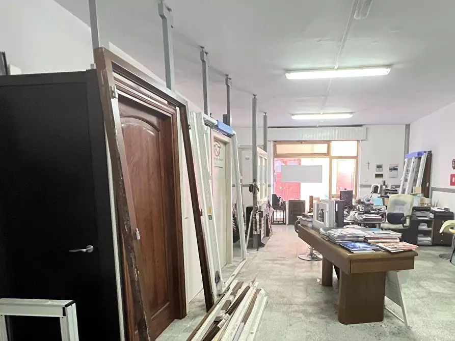 Immagine 1 di Negozio in vendita  a Massa