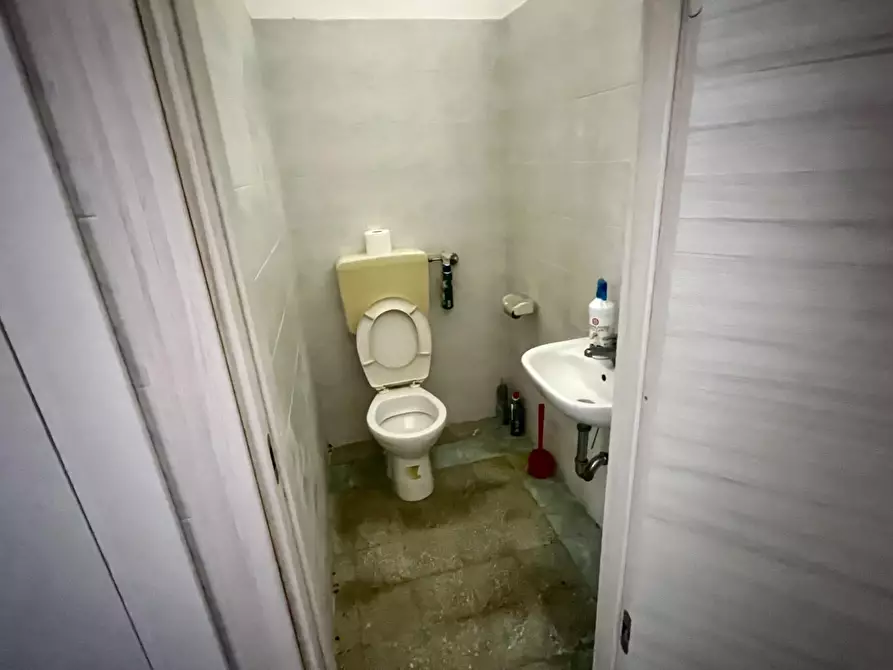 Immagine 9 di Negozio in vendita  a Massa