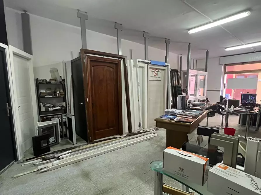 Immagine 3 di Negozio in vendita  a Massa