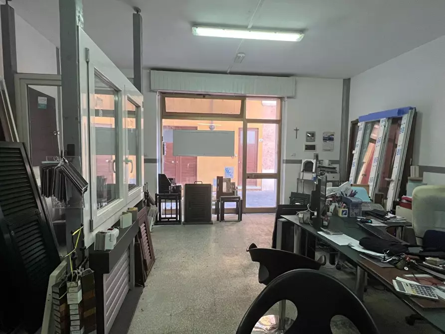 Immagine 11 di Negozio in vendita  a Massa