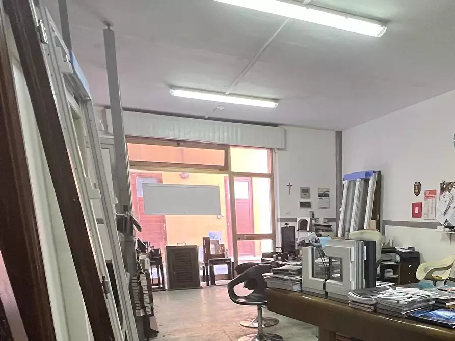 Immagine 2 di Negozio in vendita  a Massa