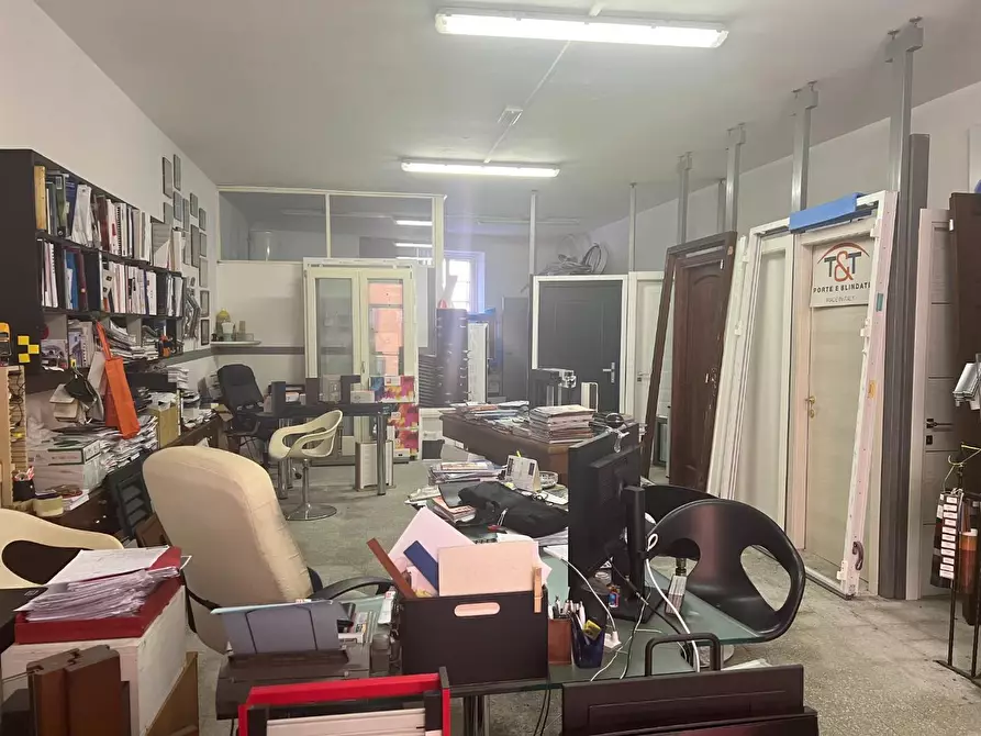 Immagine 4 di Negozio in vendita  a Massa