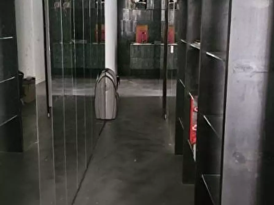 Immagine 6 di Negozio in vendita  a Torino