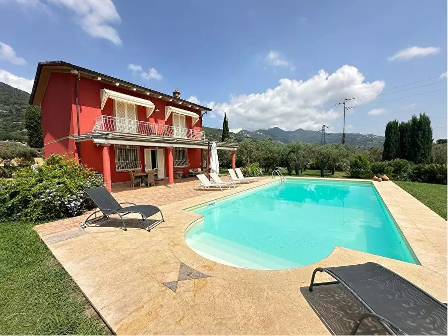 Immagine 3 di Villa in vendita  a Pietrasanta