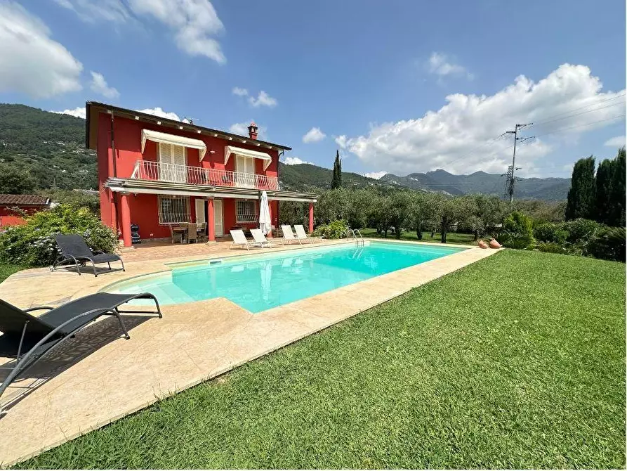Immagine 2 di Villa in vendita  a Pietrasanta