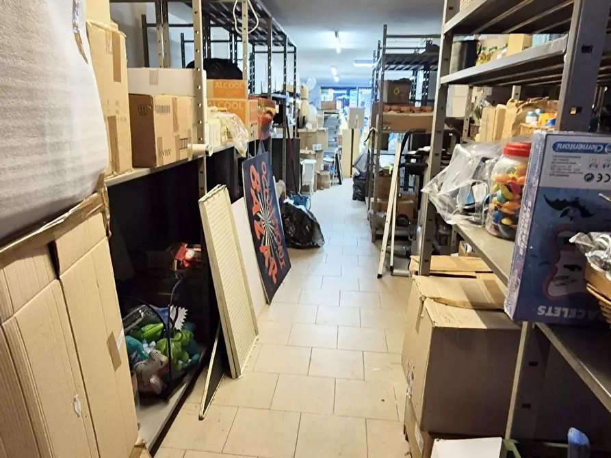 Immagine 2 di Negozio in vendita  a Viareggio