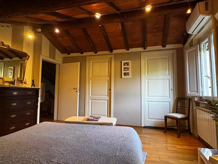 Immagine 9 di Casa indipendente in vendita  a Lucca