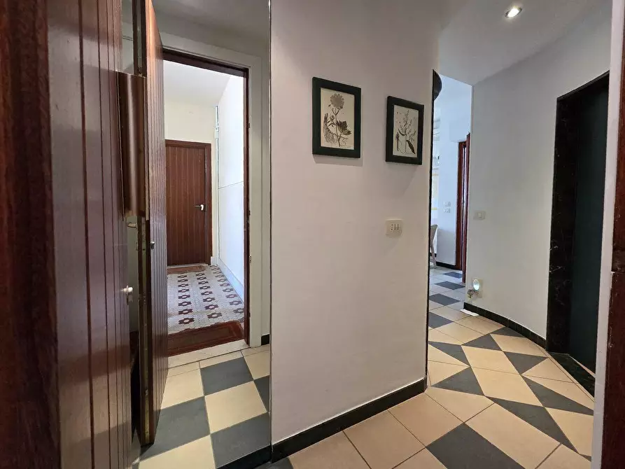 Immagine 2 di Appartamento in vendita  a Massa