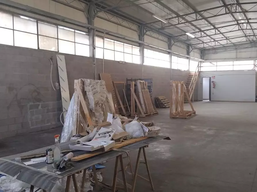Immagine 13 di Attività artigianale in affitto  a Carrara