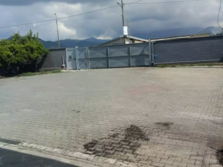 Immagine 26 di Attività artigianale in affitto  a Carrara