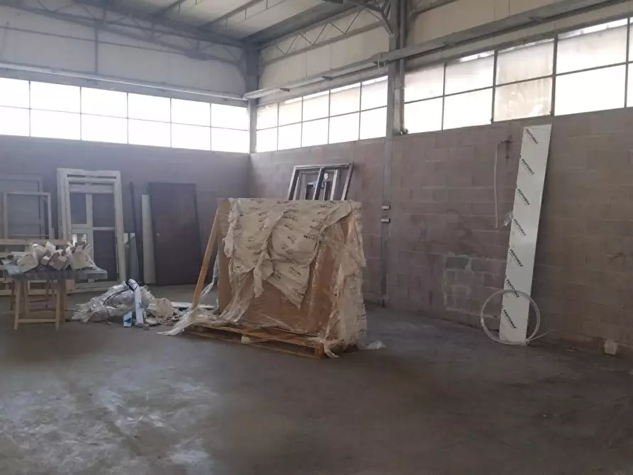 Immagine 18 di Attività artigianale in affitto  a Carrara