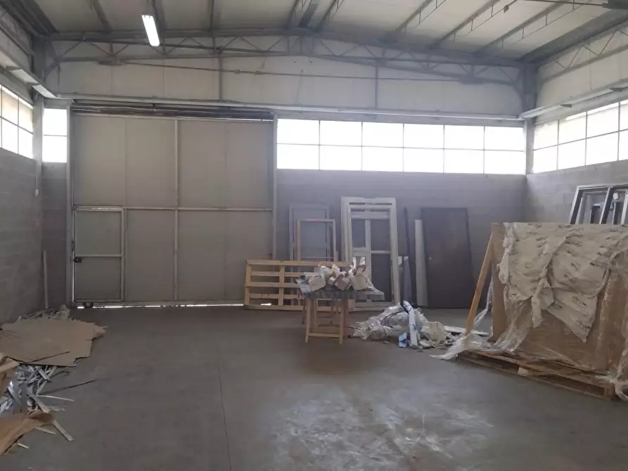 Immagine 2 di Attività artigianale in affitto  a Carrara