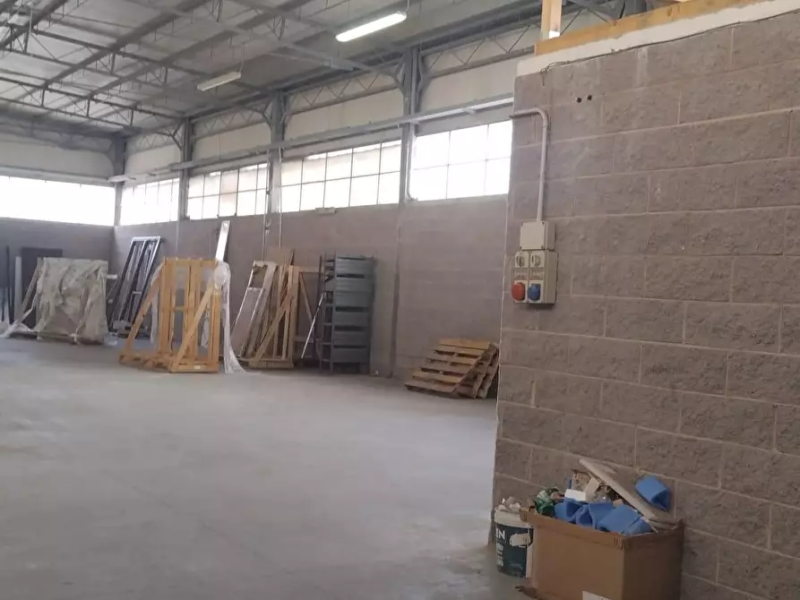 Immagine 15 di Attività artigianale in affitto  a Carrara