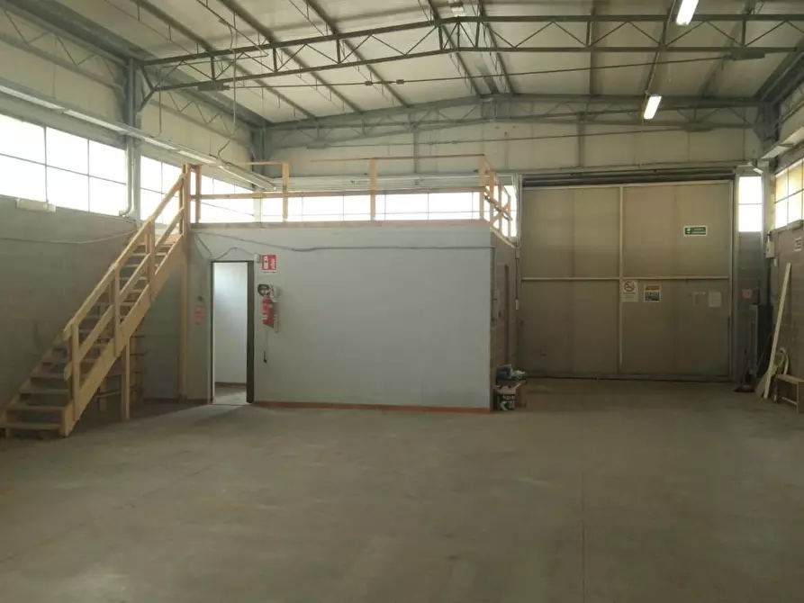 Immagine 7 di Attività artigianale in affitto  a Carrara