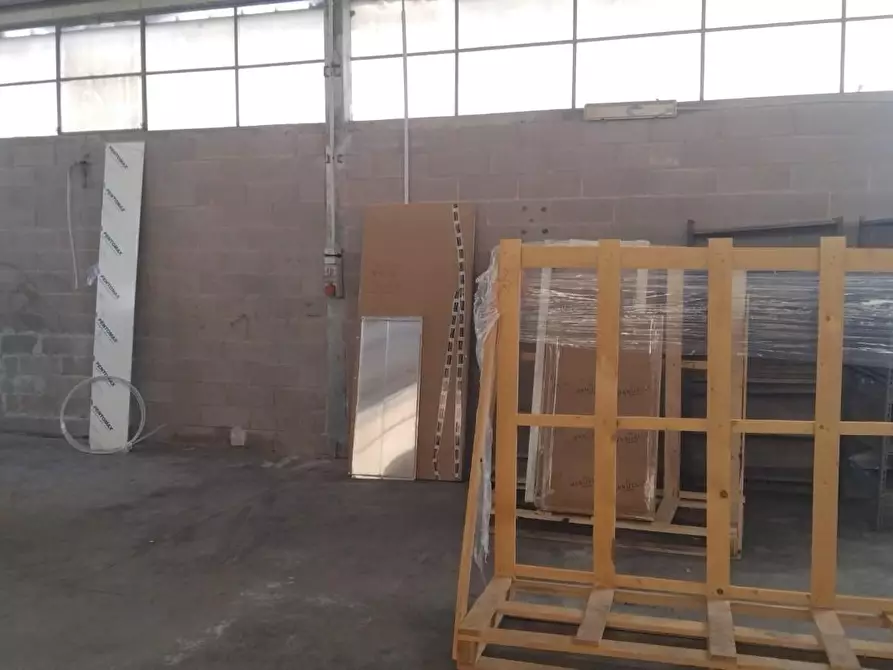 Immagine 5 di Attività artigianale in affitto  a Carrara