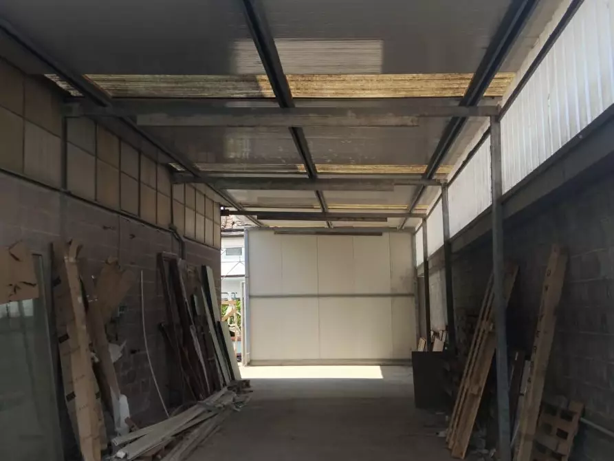 Immagine 22 di Attività artigianale in affitto  a Carrara