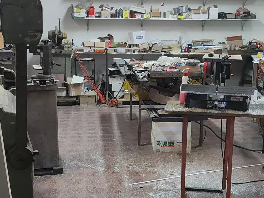 Immagine 5 di Attività artigianale in vendita  a Carrara
