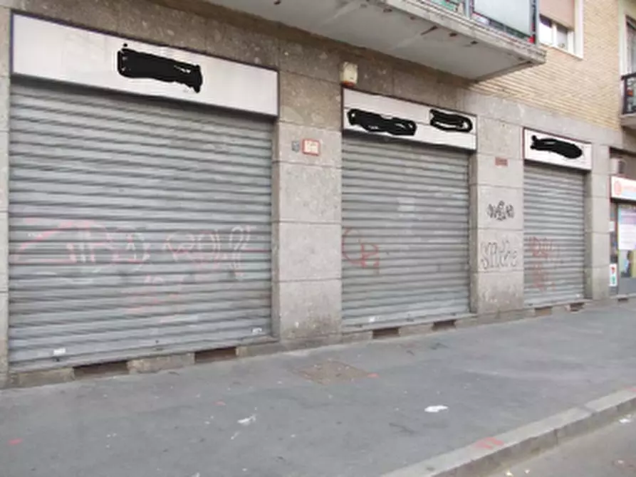 Immagine 2 di Negozio in vendita  a Milano