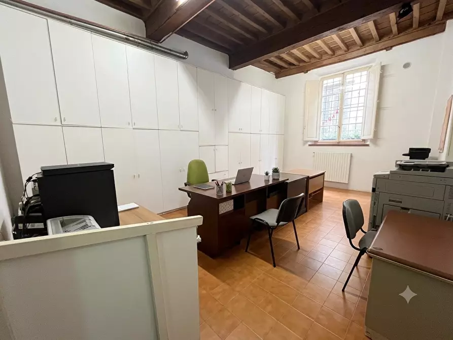 Immagine 10 di Appartamento in vendita  a Lucca