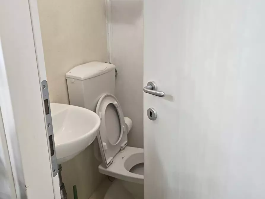 Immagine 11 di Negozio in vendita  a Bientina